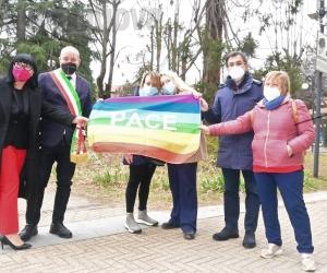 Collegno, l'abbraccio in rosa tra Ucraina e Russia