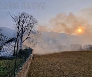 Villarfocchiardo, brucia la catasta di legna in giardino