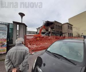 Rivoli, stop al degrado: abbattuta la palazzina ex Enel