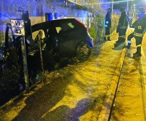 Auto contro la recinzione, due feriti al Vernetto