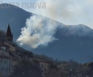 Avigliana, incendio in corso nei boschi della Mortera 