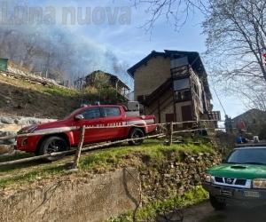 Giaveno: baite e bosco in fiamme in borgata Merlera