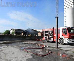 Pianezza, notte di fiamme nel capannone