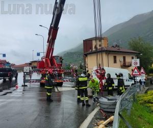 Borgone, maxi-bobine cadono dal tir. Il sindaco: «Ora divieto ai mezzi pesanti»