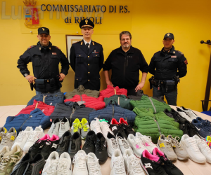Rivoli, la polizia dona ai profughi scarpe e giubbotti sequestrati