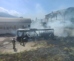 Condove, pullman a fuoco: paura nelle case vicino al deposito