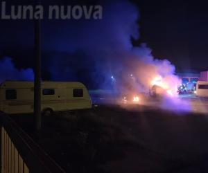 S.Ambrogio: otto camper a fuoco nel cortile ex Havana