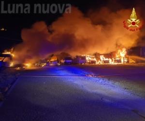 S.Ambrogio: sei camper-roulotte a fuoco nella notte lungo la statale 25