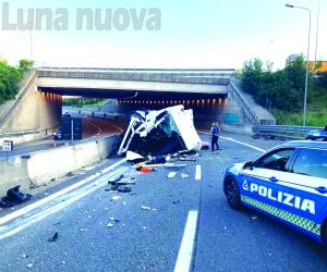 Rivoli, autisti "miracolati" nella cabina disintegrata