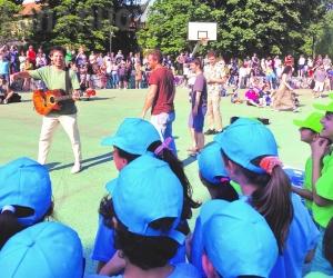 Collegno, alla festa di fine anno spuntano gli "Eugenio in via Di Gioia"