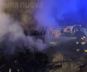 Vasto incendio a Gravere, a fuoco 25 cataste di legna