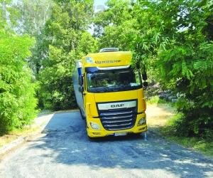 Bussoleno, Tir incastrato sul tornanti sopra Arbrea