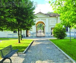 Ruba i fiori al cimitero, denunciato a Susa