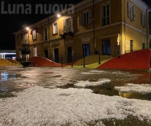 Violenta grandinata: chicchi come palline da ping pong, strade imbiancate ad Avigliana