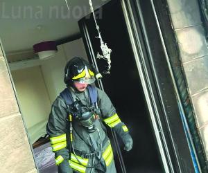 Grugliasco, fiammata sul balcone: ustionata una coppia