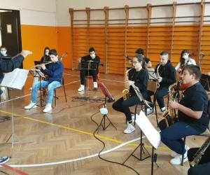 S.Antonino: l'orchestra della scuola media accoglie Giovanni Impastato
