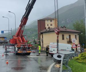 Borgone: l'autogru dei vigili del fuoco recupera le bobine rotolate in strada