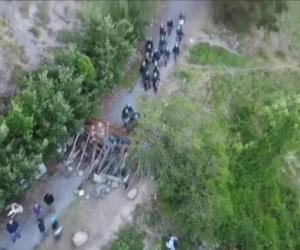 Mulini di Clarea: la ruspa della polizia rimuove le barricate No Tav