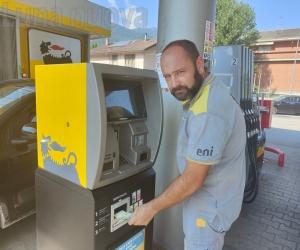 Al self service ora la benzina si fa... in dialetto
