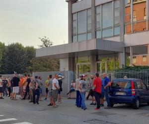 Rivoli, malore in fabbrica: sciopero e presidio ai cancelli