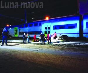 Bussoleno, finisce sotto il treno: ne esce illeso
