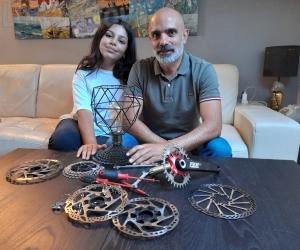 Padre e figlia trasformano ricambi di bici in oggetti di design