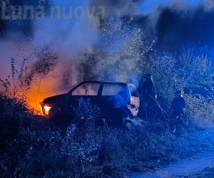 S.Antonino: auto abbandonata in fiamme vicino alla ferrovia