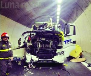 Tir si schianta in galleria, autostrada chiusa per ore