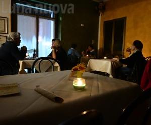Collegno, in pizzeria a lume di candela contro il caro bollette