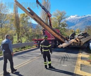 Il trattore si ribalta sul cavalcaferrovia: salvo per miracolo