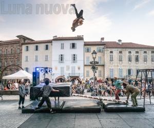 Gli acrobati di Compagnia Colokolo ci stupiscono ballando contro il cielo