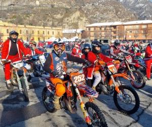 A Susa 100 Babbi Natale su due ruote