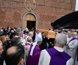 Collegno, l'abbraccio di San Massimo a don Claudio