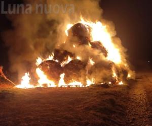 Caprie: una cinquantina di rotoballe a fuoco in un'azienda agricola