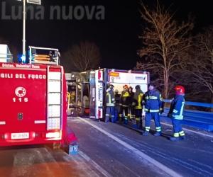 Tir si ribalta sul cavalcavia: ex statale 24 chiusa per un giorno intero