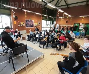 Rivoli, al Don Puglisi il chitarrista degli "Skunk Anansie" 