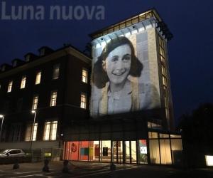 Giaveno, Giorno della Memoria: il volto di Anna Frank sul muro della scuola