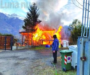 Fiamme all'alba a Bussoleno: distrutta una villetta in legno