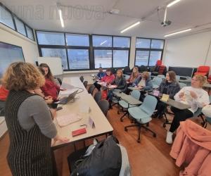 Profughe a scuola di italiano al polo logistico di Bussoleno