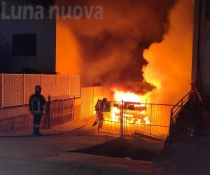 S.Antonino: furgone a fuoco in via Abegg