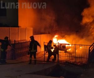 S.Antonino: a fuoco un furgone carico di frutta, ipotesi dolosa
