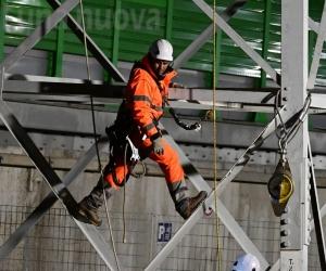 Rivoli, operai acrobati a 50 metri di altezza