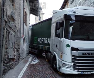 Oulx: un Tir lituano si incastra in Borgovecchio