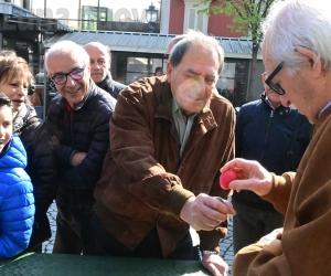 La comunità polesana si ritrova in piazza per "Cocciar le uova"