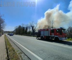 Condove: a fuoco il tetto di una cascina 