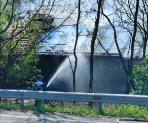 Condove: capannone e tetto distrutti dal fuoco
