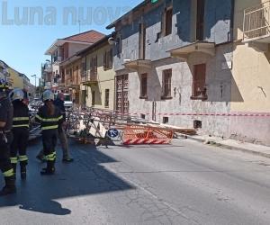 Collegno, tragedia sfiorata per il crollo di un ponteggio