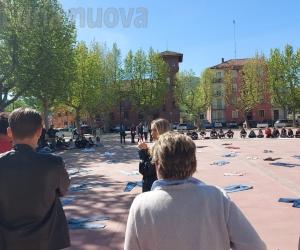 Avigliana, i jeans in piazza contro la violenza su donne e fragili