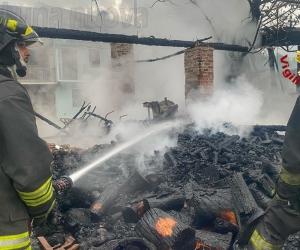 Avigliana: in fiamme una tettoia e due legnaie