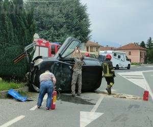 S.Antonino: auto si ribalta all'ingresso in paese, un ferito